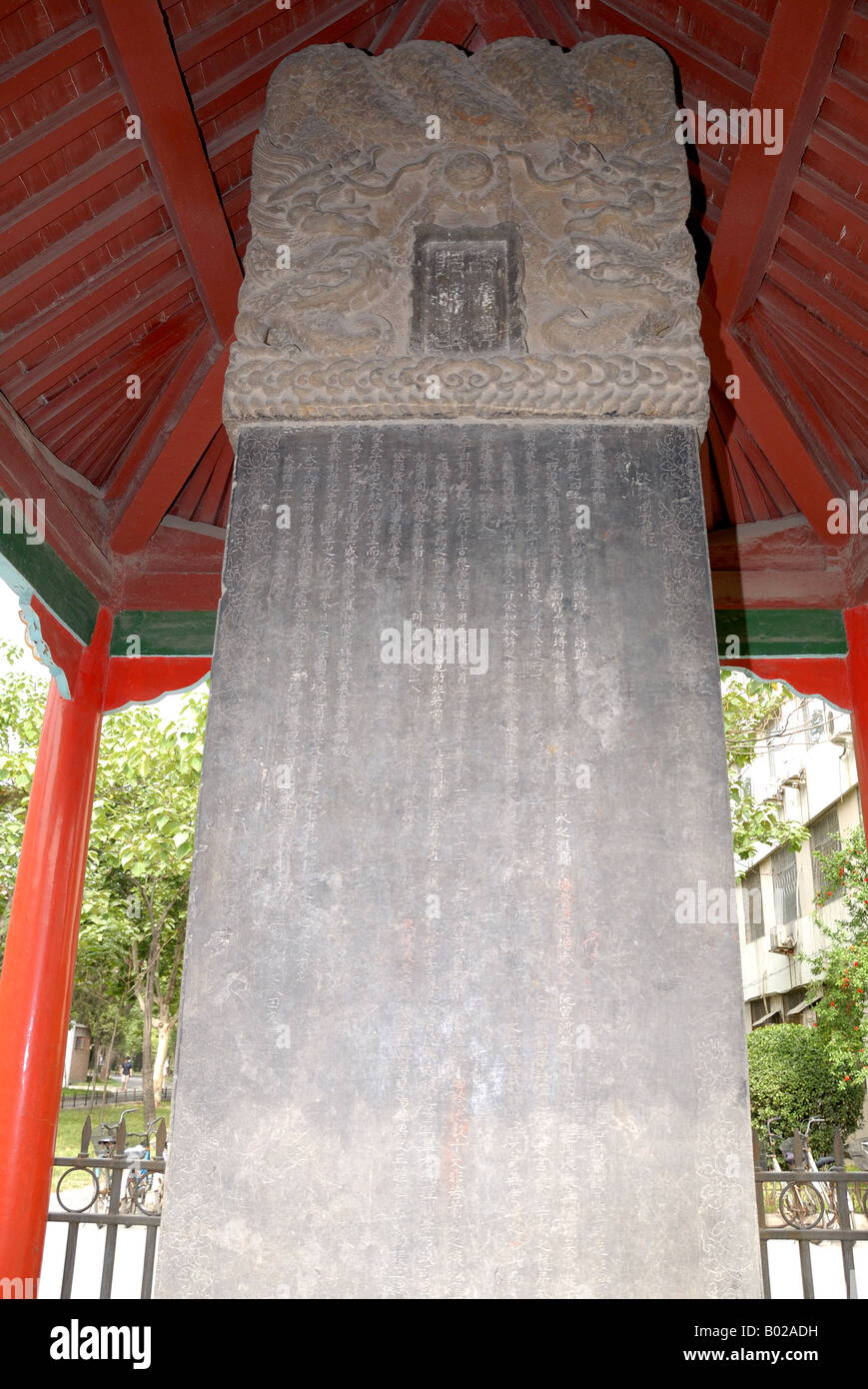 Stele sotto un tetto al Wen Ming Dan Wei l'università di Henan Kafieng città nella provincia di Henan in Cina Asia costruito nel 1912 85 Mingl Foto Stock