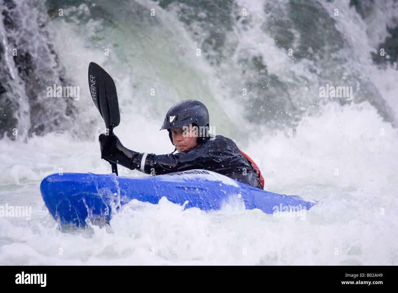 Todd Wright kayak Cascate Horseshoe mentre whitewater paddling su Mad River Aprile 16 2008 Foto di Alden Pellett Foto Stock