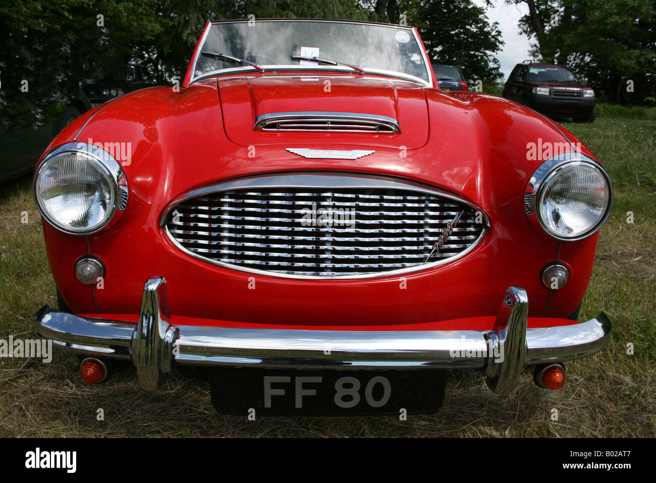 Red Austin Healey auto sportiva. anteriore griglia cromata, cofano. In posizione orizzontale . 1960 07082 orizzontale MGCar Foto Stock