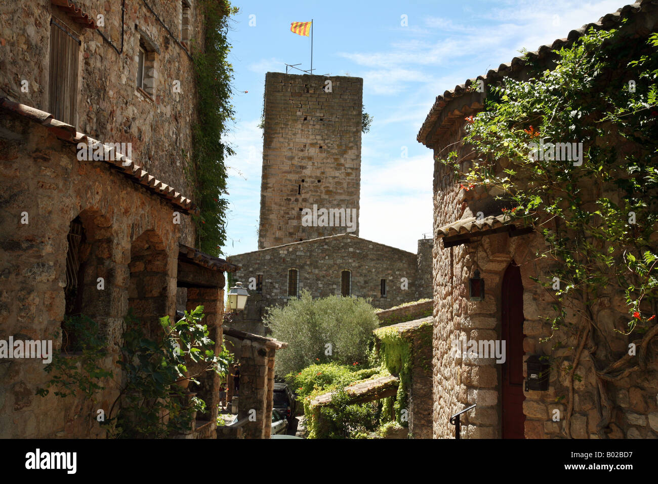 L'antico borgo medievale di Les Arcs con la torre centrale Saracena, Provenza, Francia Europa Foto Stock