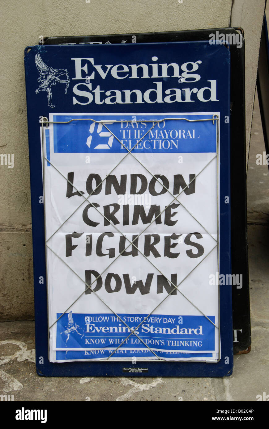 London Evening Standard giornale billboard la lettura di Londra la criminalità nelle figure in basso Foto Stock