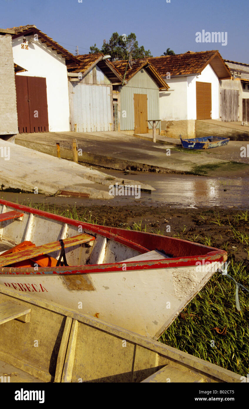 Tradizionali capannoni di legno e barche da pesca a São Francisco do sul, Santa Catarina, Brasile. Foto Stock