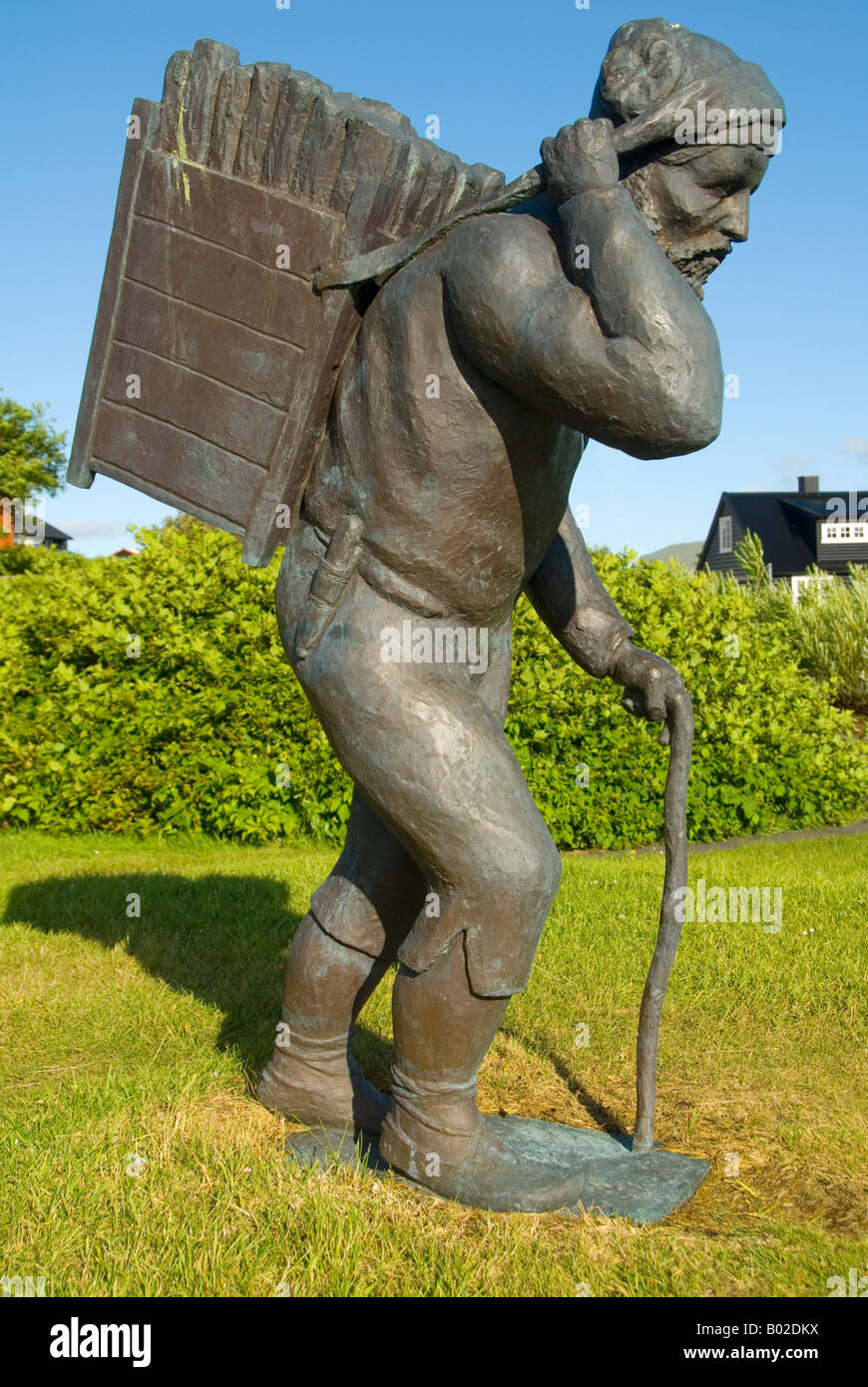 Una delle figure della scultura UN uomo che porta la torpore e una ragazza del latte, 1984. Di Jens Peter Kellermann. Torshavn, Isole Faroe Foto Stock