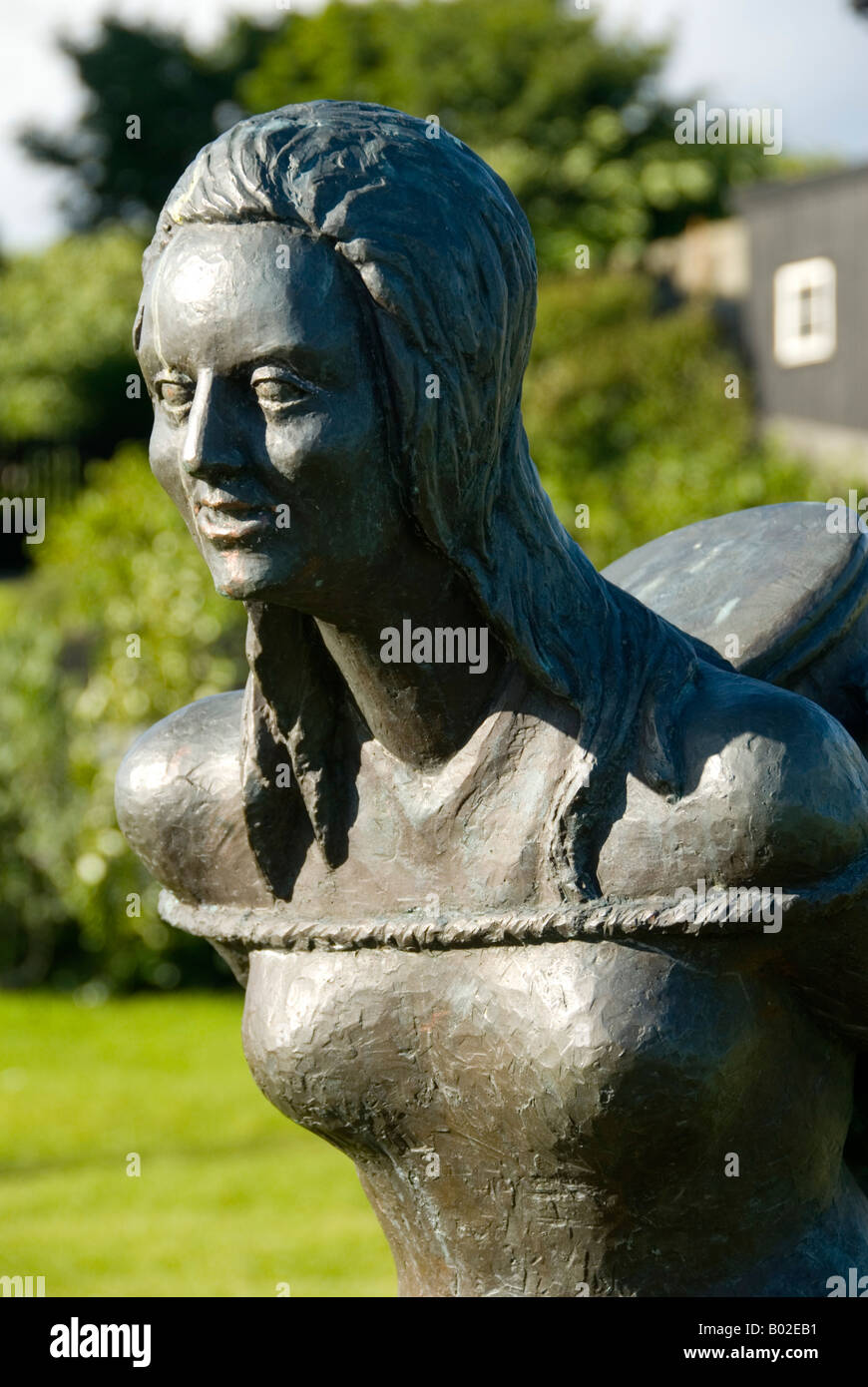 Una delle figure della scultura UN uomo che porta la torpore e una ragazza del latte, 1984. Di Jens Peter Kellermann. Torshavn, Isole Faroe Foto Stock