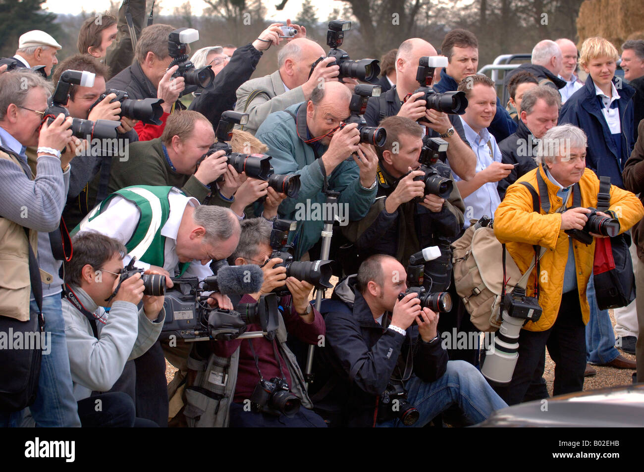 Pacchetto stampa: Una folla di fotografi che si esibisce per ottenere il meglio durante una chiamata fotografica. Foto Stock