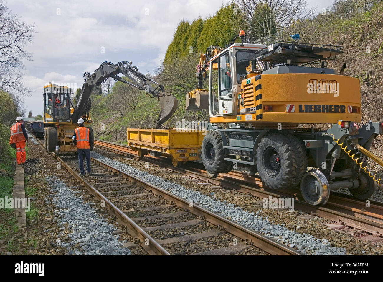 Specialista contraente utilizzando road-veicoli su rotaia per mantenere e sostituire obsoleti via i componenti su una trafficata della rete ferroviaria. Foto Stock