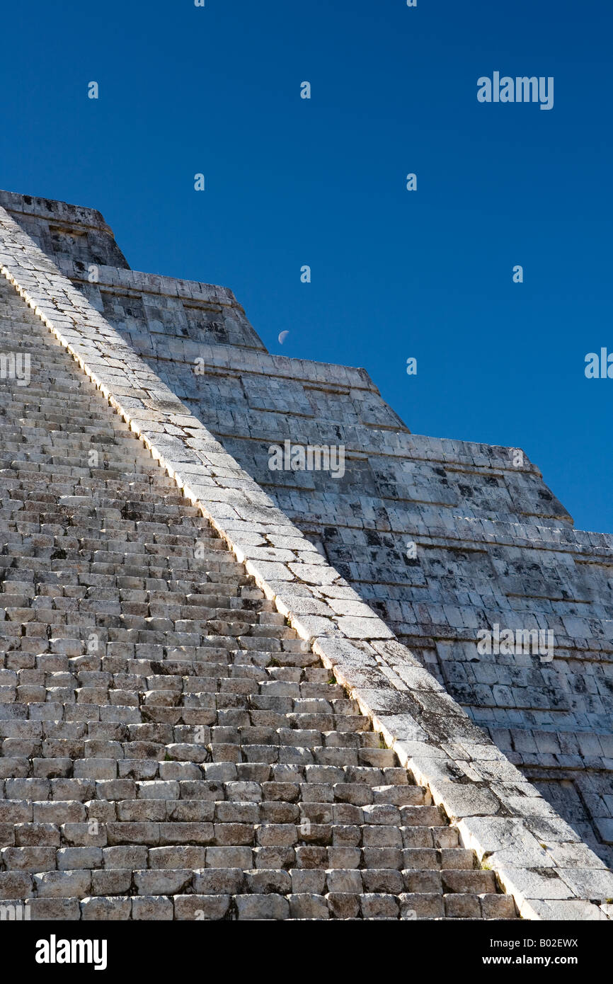 Il Messico e la penisola dello Yucatan, Yucatan Stato, parte di CHICHEN ITZA tempio principale piramide a CHICHEN ITZA SITO ARCHEOLOGICO Foto Stock