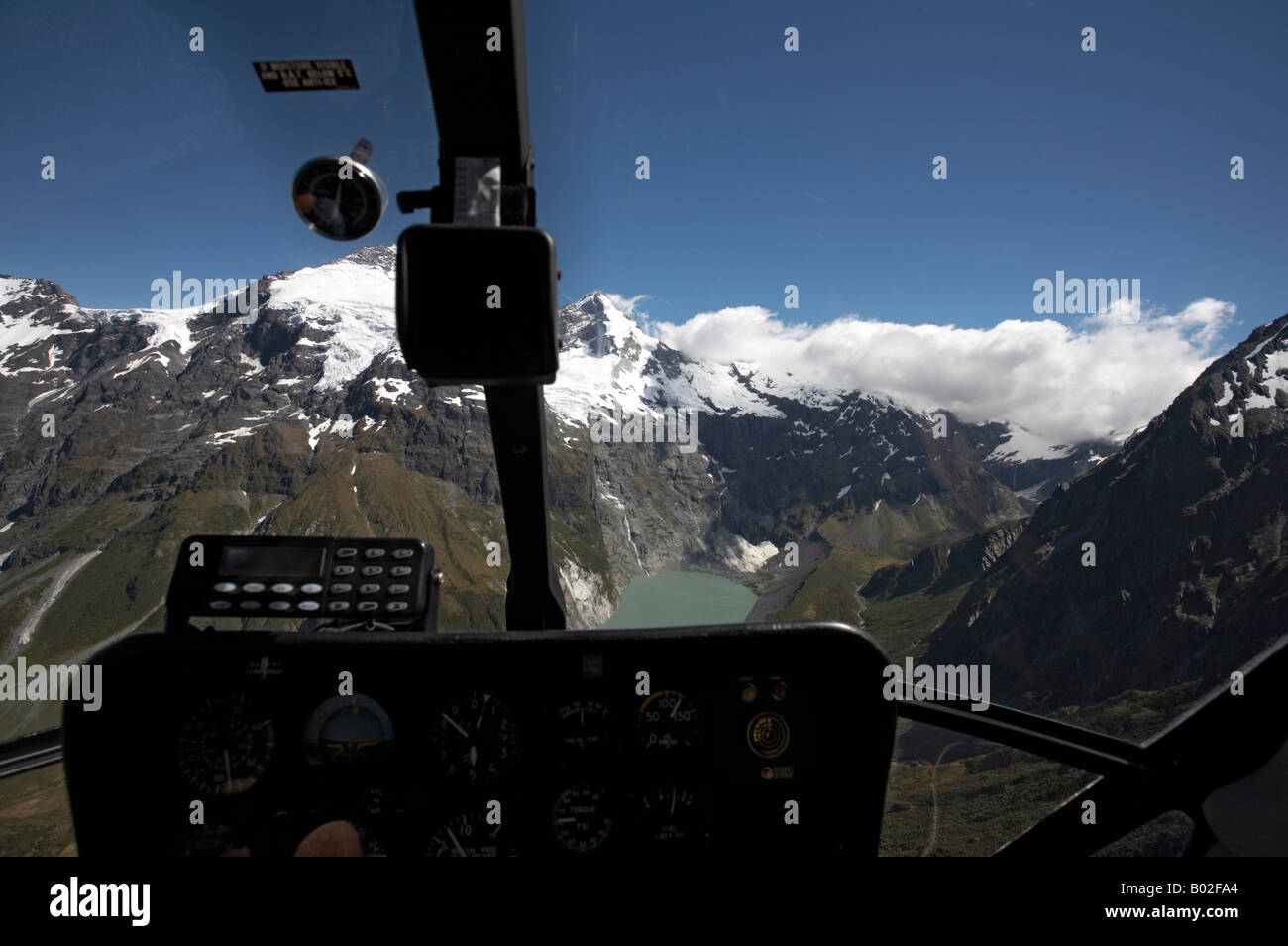 Viste dall'elicottero della Wilkin Valle del fiume e vette del monte aspiranti il Parco Nazionale di South Island, in Nuova Zelanda Foto Stock