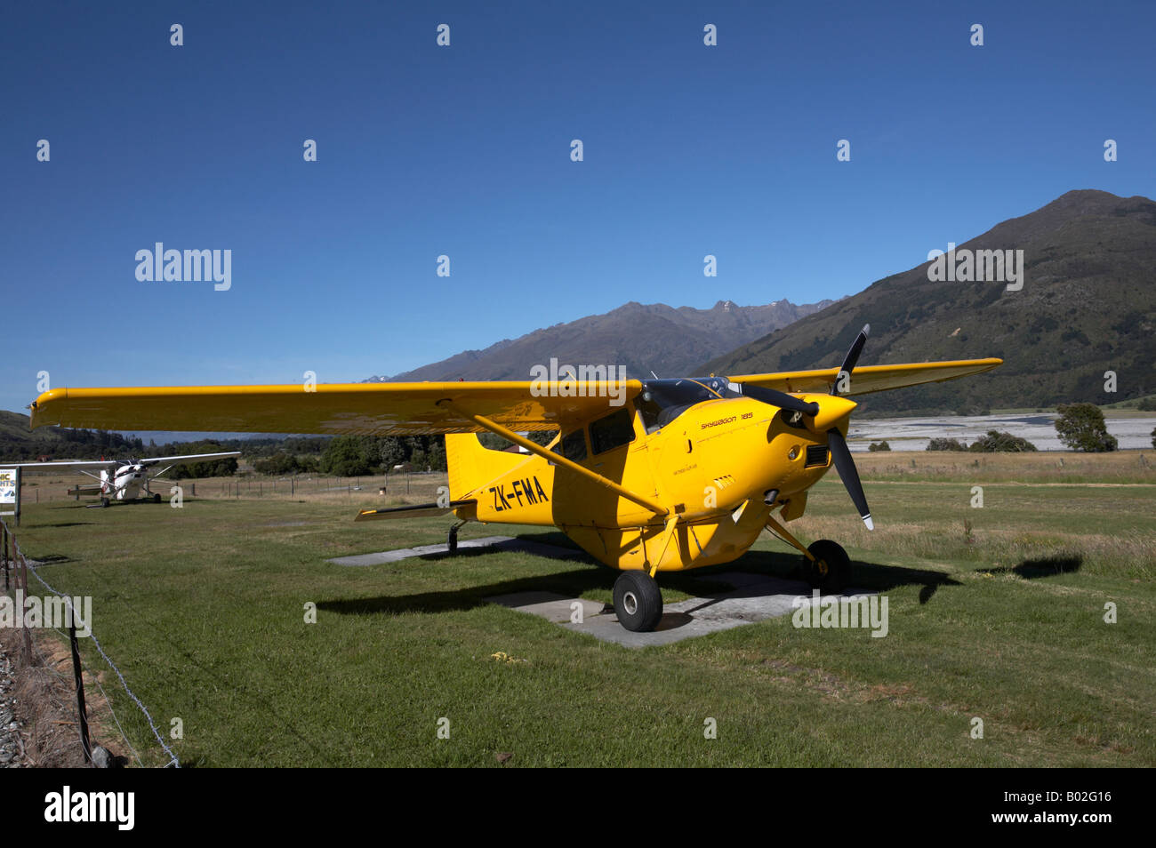 Cessna aereo pronto a prendere la gente su un volo panoramico come parte della Siberia esperienza, Makarora, Isola del Sud, Nuova Zelanda Foto Stock