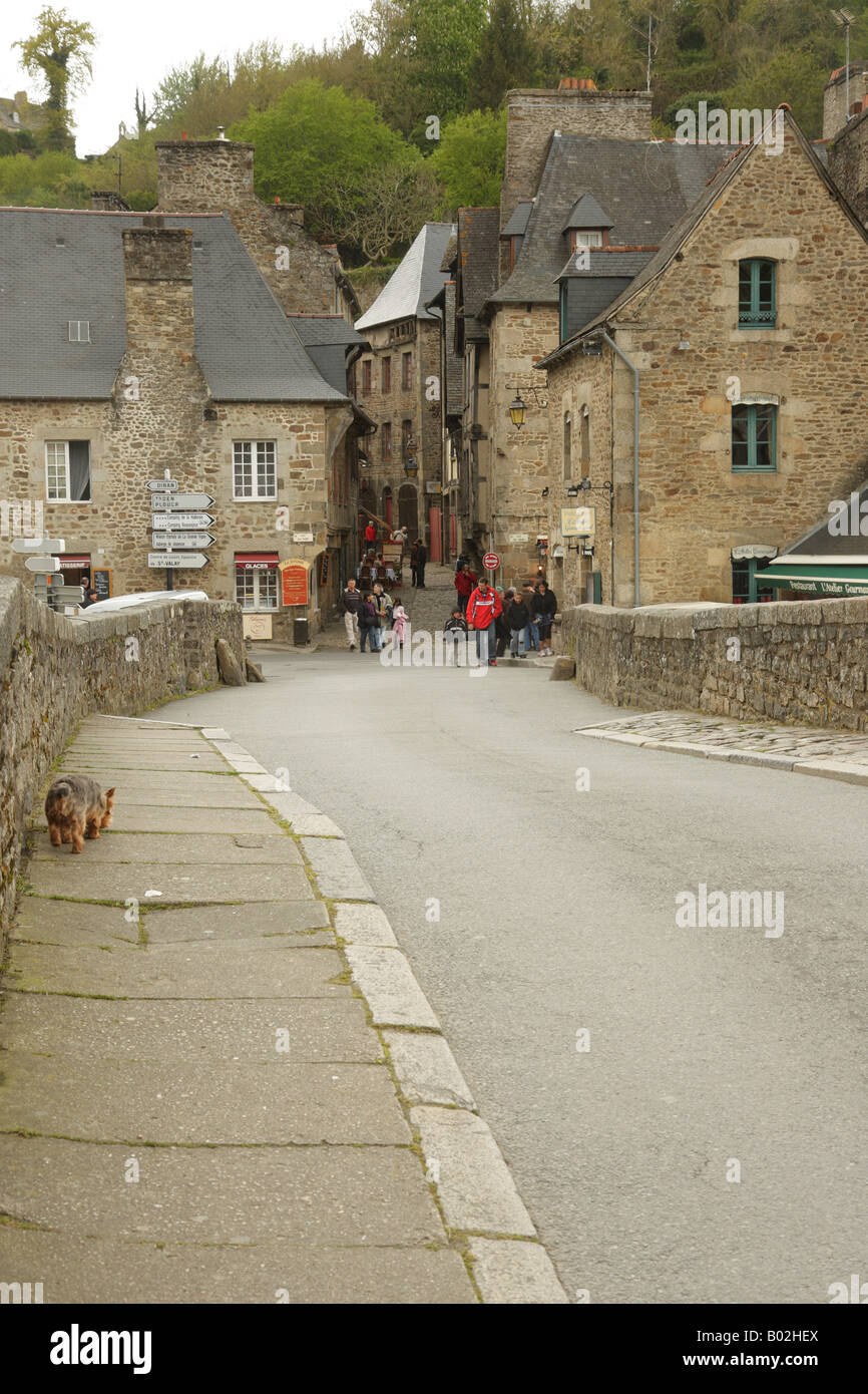 Il vecchio porto Jerzual, nel centro storico vicino a Dinan fortificato e cinto da mura più lunga nella regione. Foto Stock