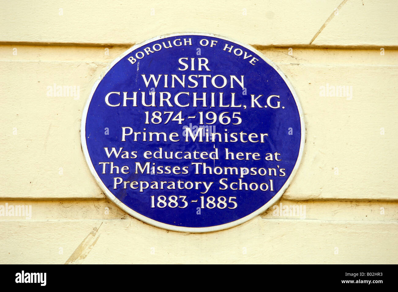 Una targa blu che celebra il luogo in cui Sir Winston Churchill è andato alla scuola di preparazione a Lansdowne Road Hove UK Foto Stock