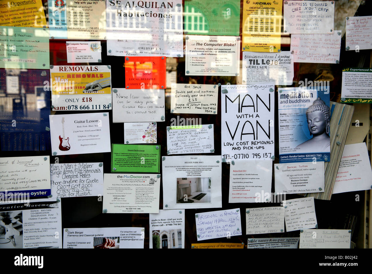 Annunci in edicola nella finestra di Londra Foto Stock