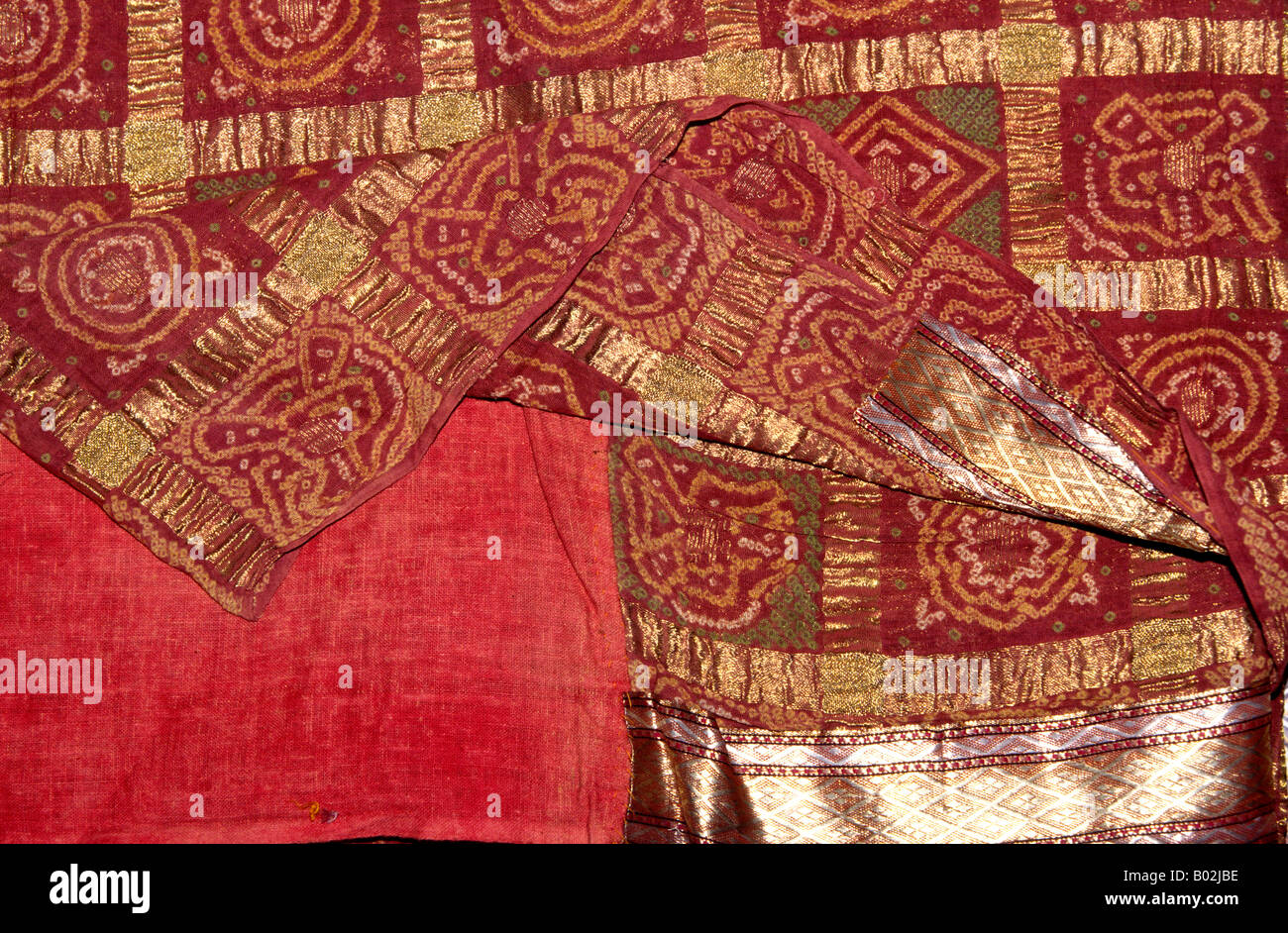 India Gujerat Artigianato Gharchola pattern sari nozze oro case intessuto design con cravatta pattern di colorante Foto Stock