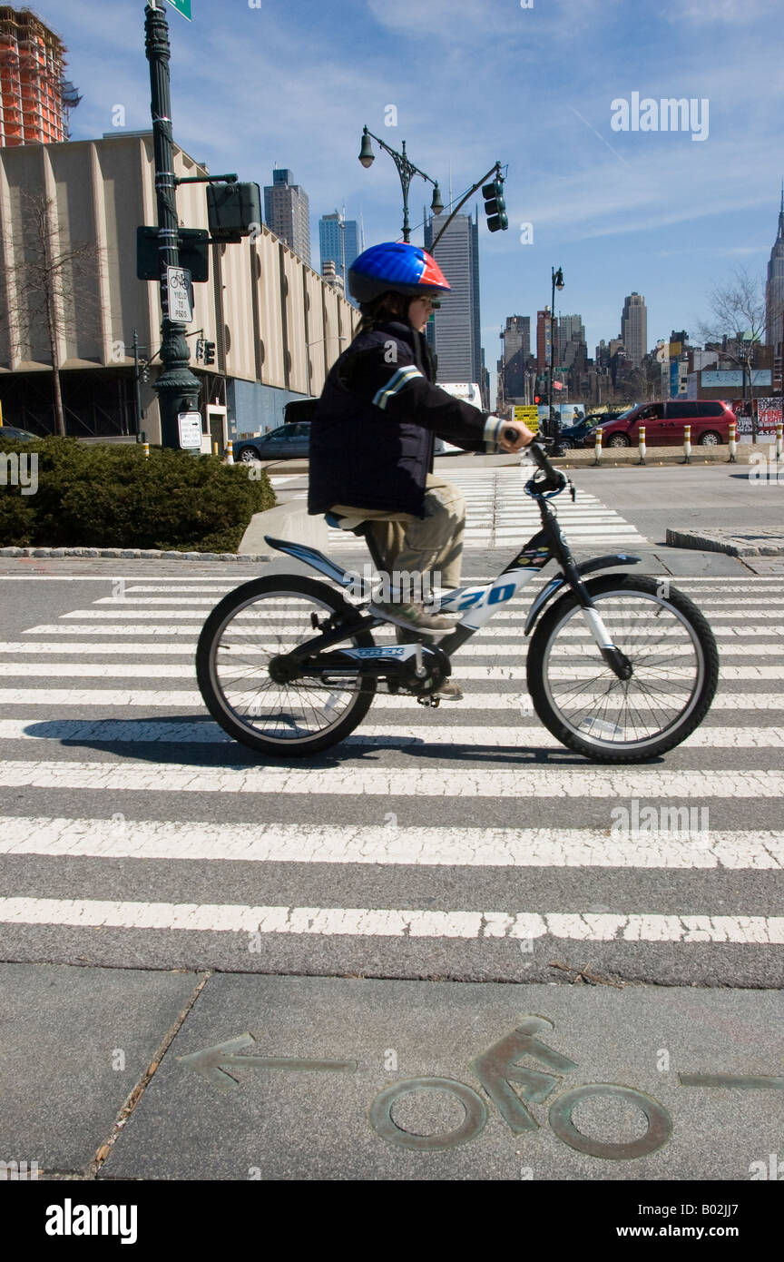 Bambino sulla pista ciclabile in Hudson River Park Foto Stock