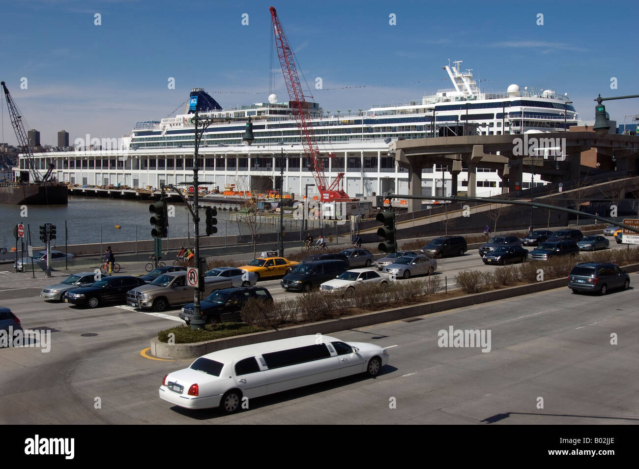 West Street e autorità portuale ai terminal delle navi da crociera a New York con la norvegese Gem inserito Foto Stock