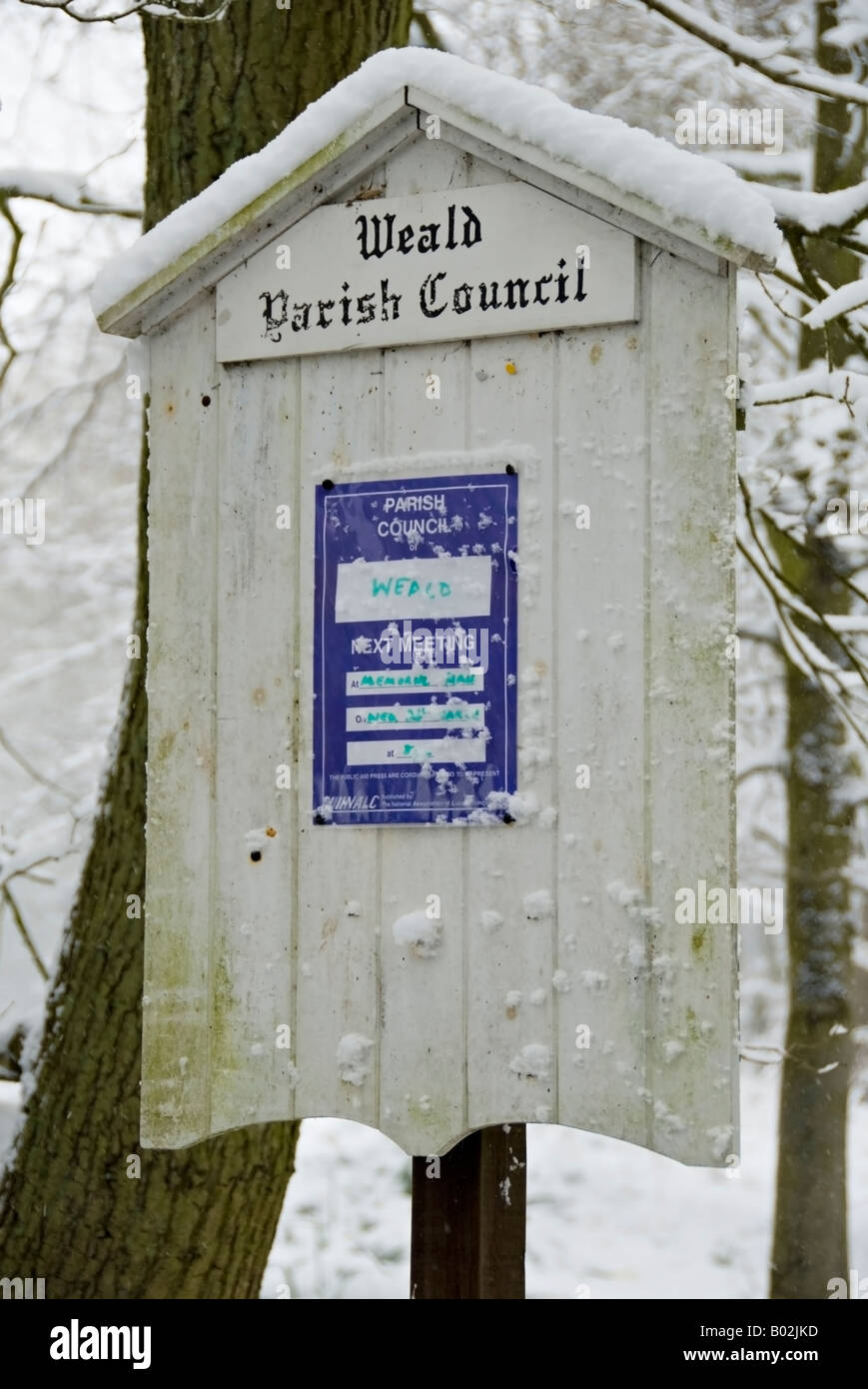 Weald consiglio parrocchiale bacheca nella neve Foto Stock