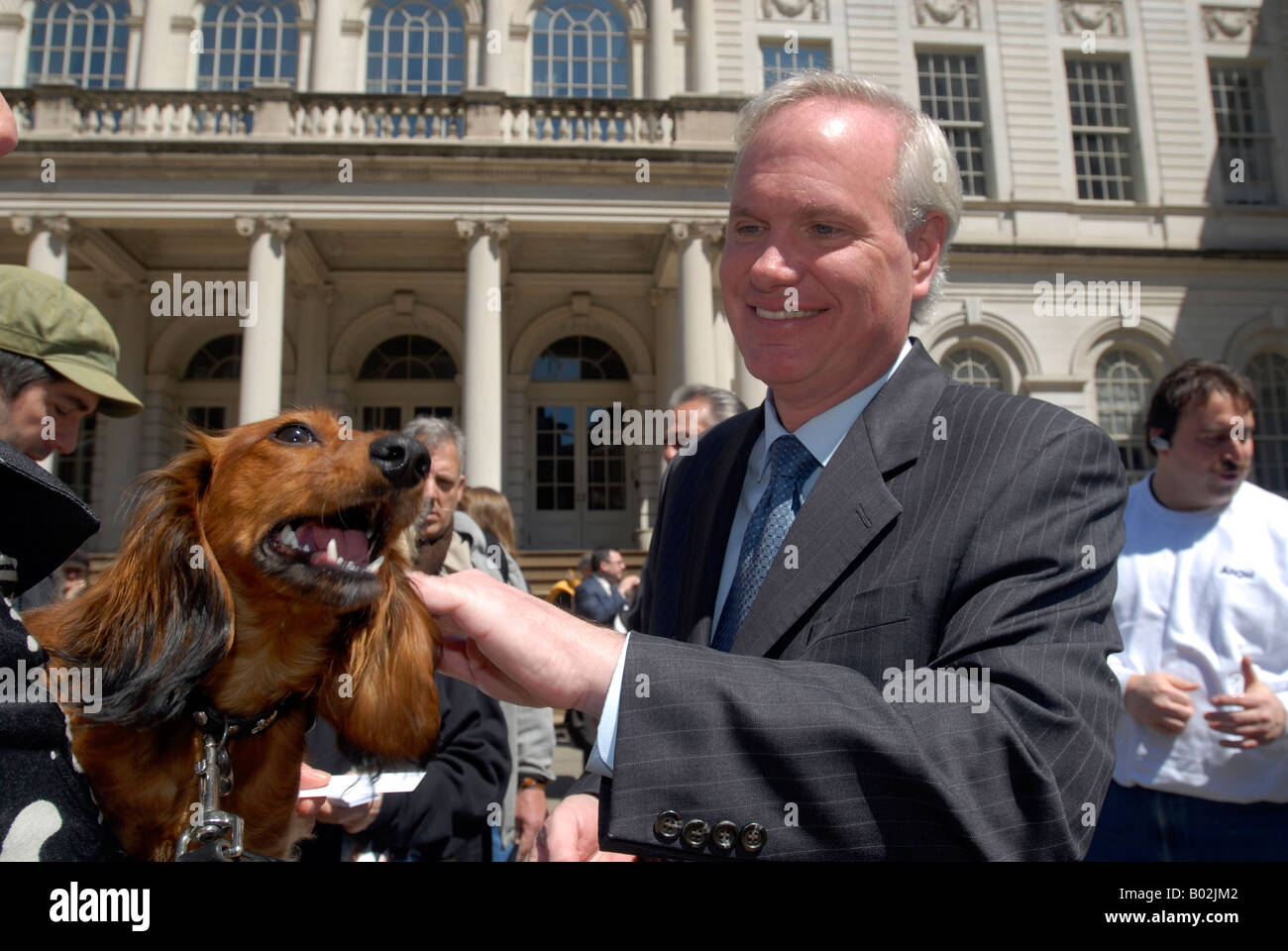 NYC Membro del Consiglio Tony Avella unite da animali domestici e i loro proprietari a una conferenza stampa e rally sui passi di NY City Hall Foto Stock