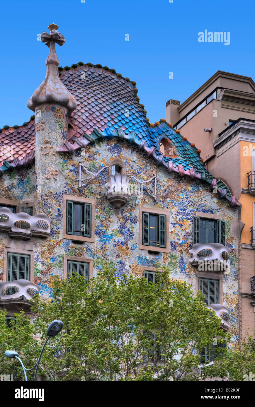Casa Batllò di Gaudi sulla Mansana de la Discòrdia, Barcellona, Spagna. Il tetto assume la forma della parte posteriore di un drago Foto Stock