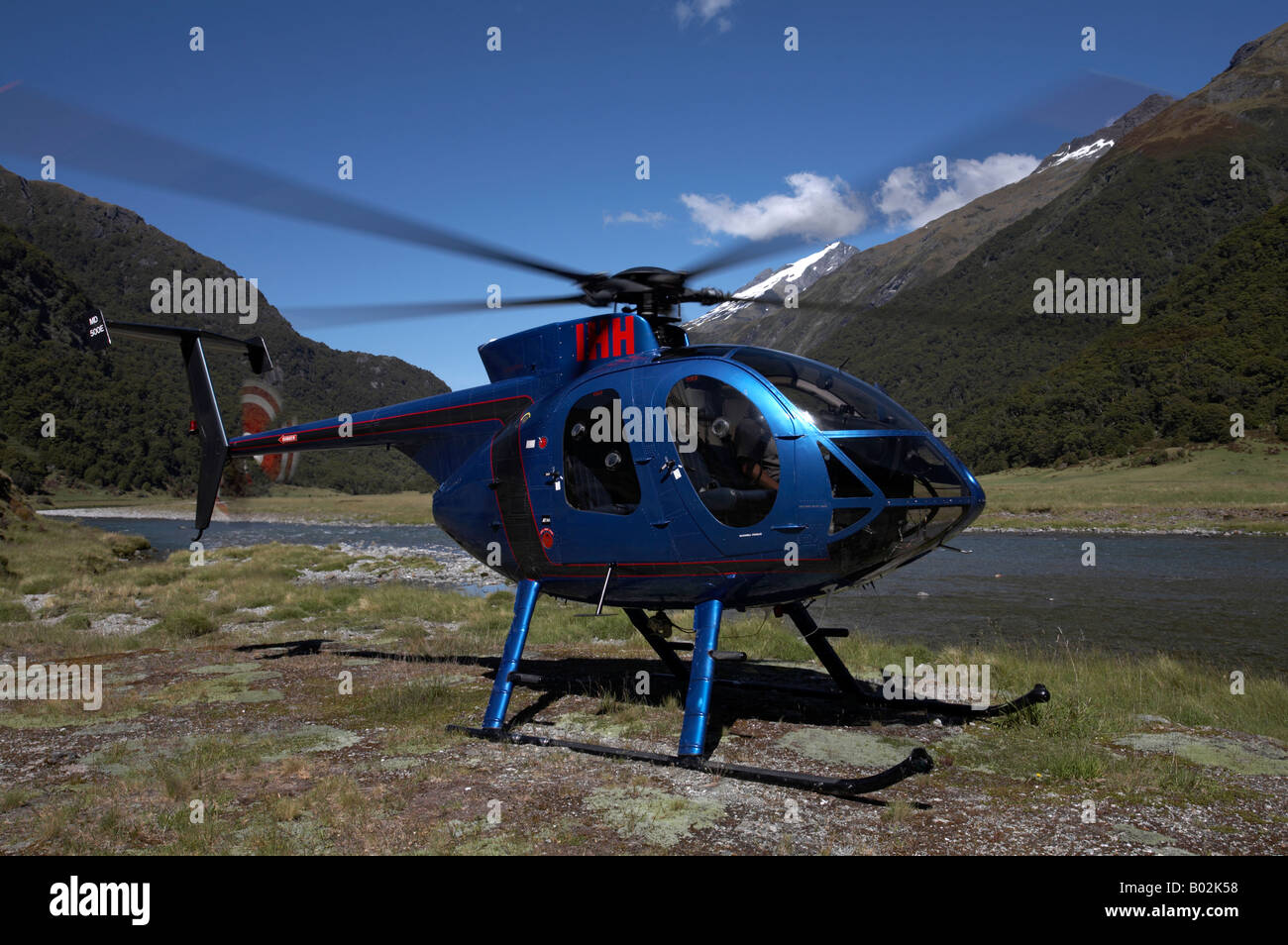 Elicottero di decollare dal Wilkin Valley in Mount aspiranti World eritage il Parco Nazionale di South Island, in Nuova Zelanda Foto Stock