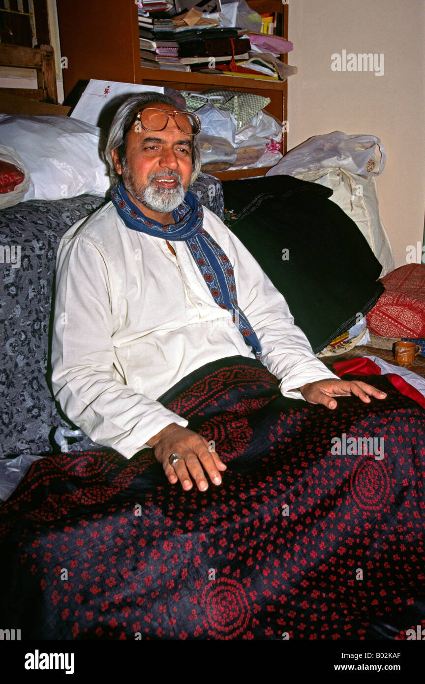 India Gujerat artigianato signor AA Wazir collettore tessile con antichi chunni tessuto Foto Stock