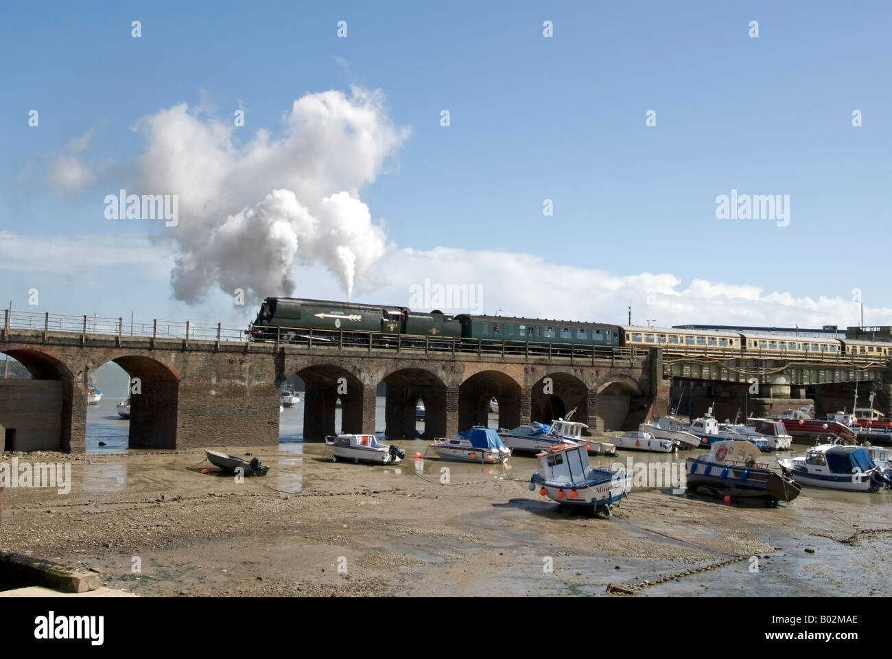 Una carta di vapore il treno diretto da 34067 'Tangmere' lasciando Folkestone Harbour. Foto Stock