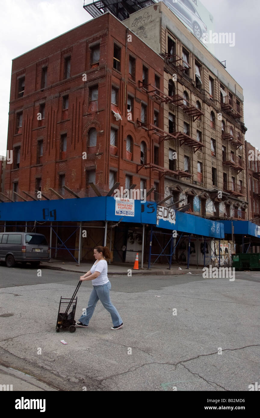 Un edificio in fase di ristrutturazione su Willis Avenue in Mott Haven quartiere del South Bronx a New York Foto Stock