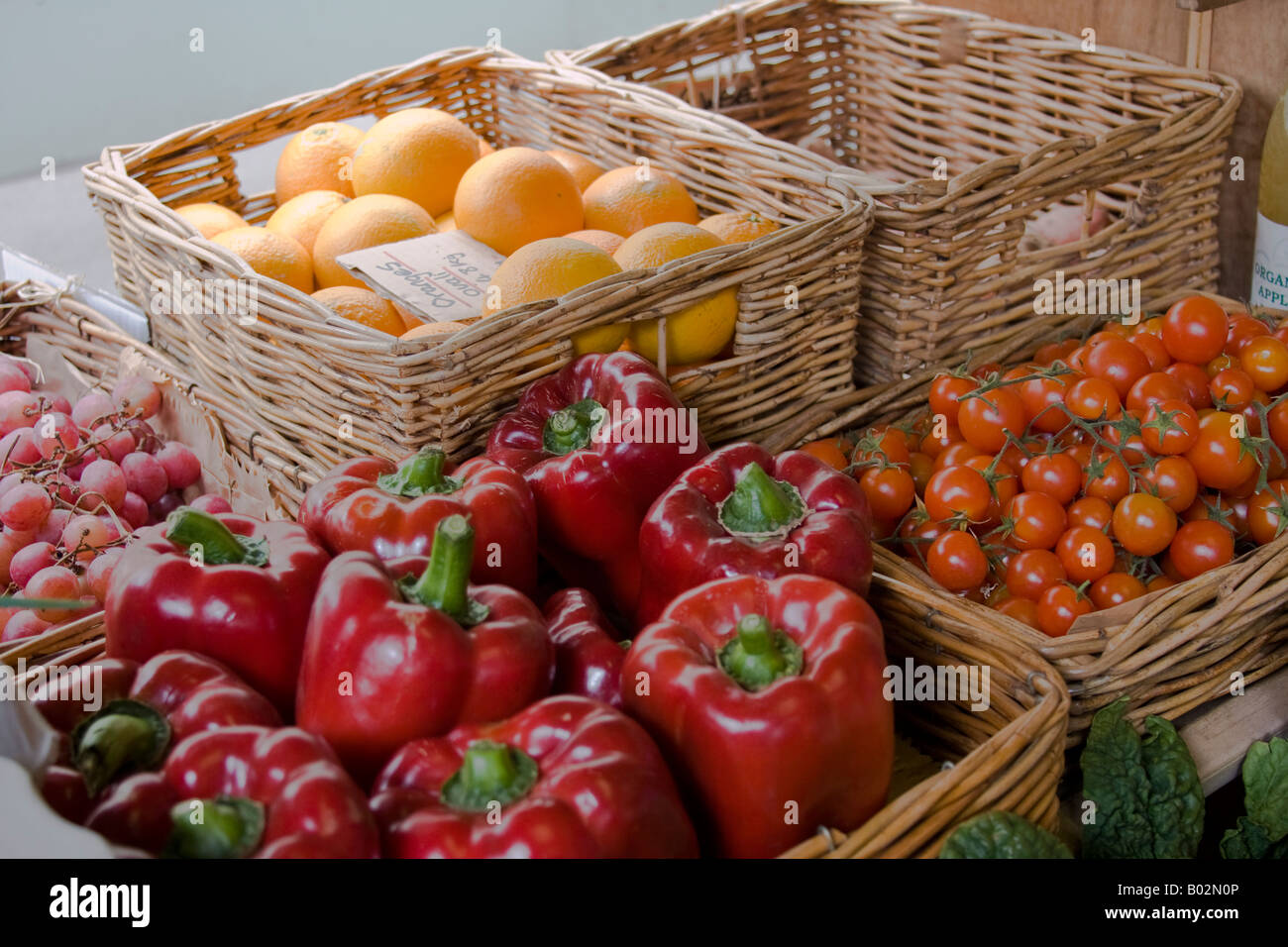 Gli ortaggi biologici al mercato di Norwich Norfolk Foto Stock