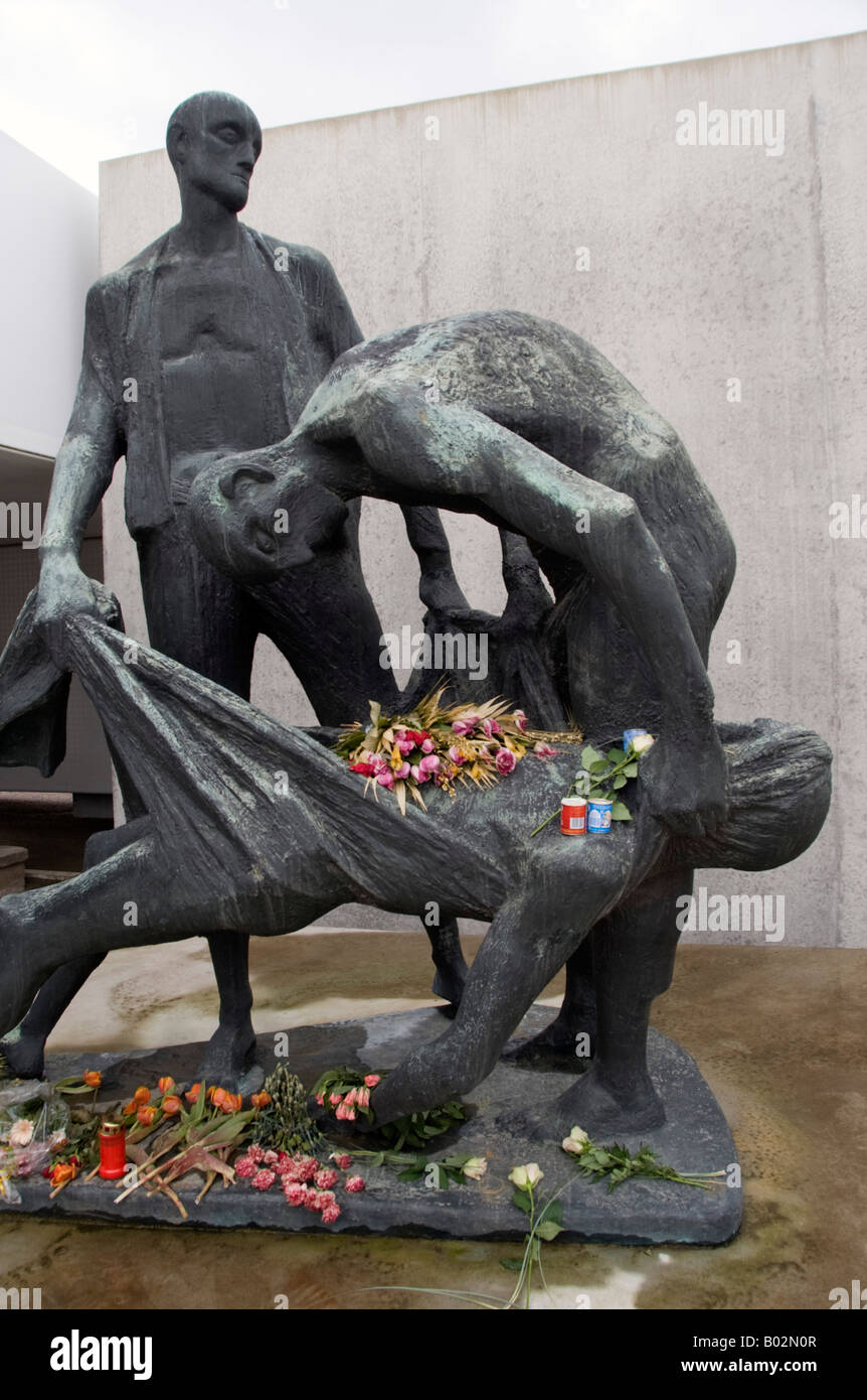 Memorial statue alle vittime al campo di concentramento di Sachsenhausen Berlino 2008 Foto Stock
