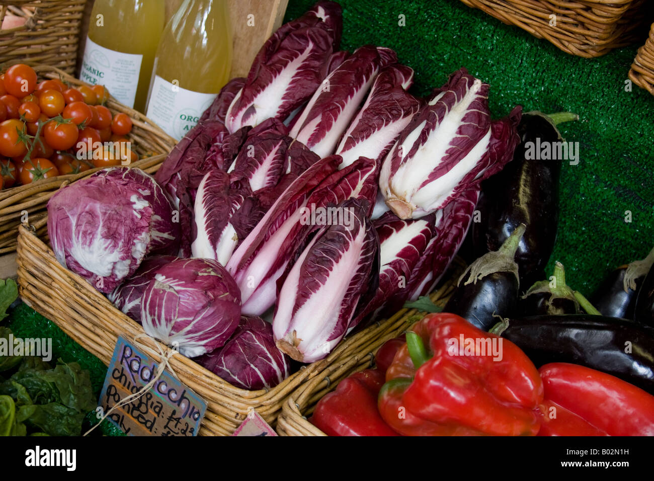 Radicchio organico al mercato di Norwich Foto Stock