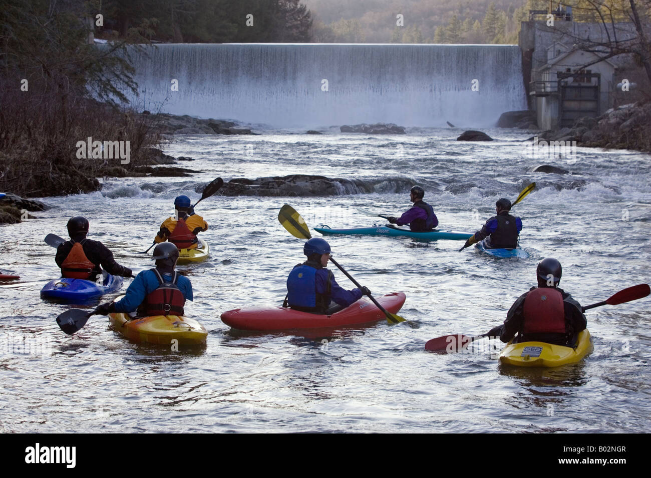 Kayakers raccogliere per avviare la remata su Mad River Aprile 16 2008 Foto di Alden Pellett Foto Stock