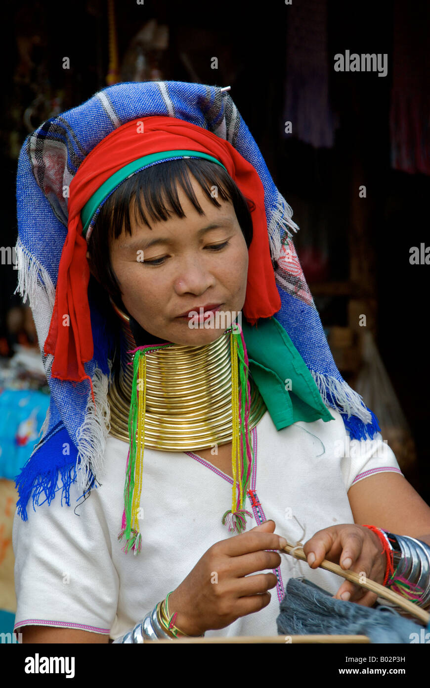 Lungo collo Karen Hill tribe donna tessitura provincia di Chiang Rai Thailandia Foto Stock