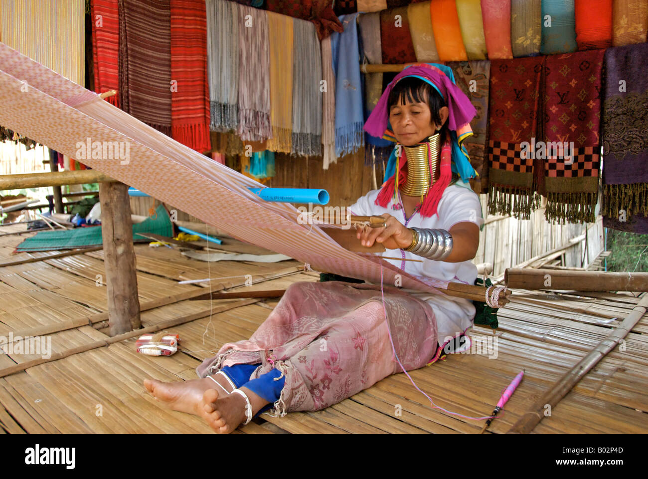 Lungo collo Karen Hill tribe donna tessitura provincia di Chiang Rai Thailandia Foto Stock