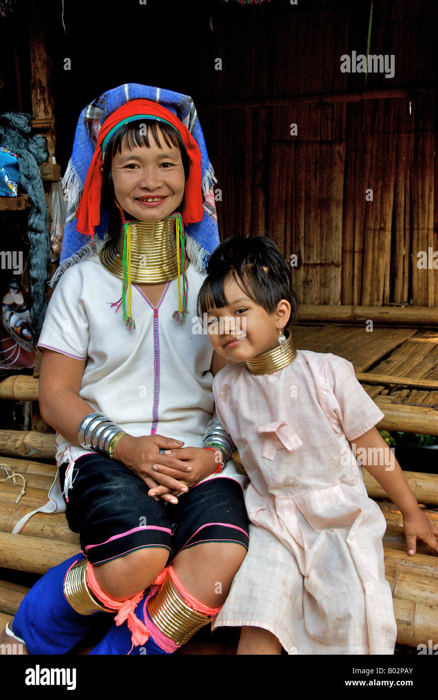 Madre e figlia lungo collo Karen Hill tribe provincia di Chiang Rai Thailandia Foto Stock
