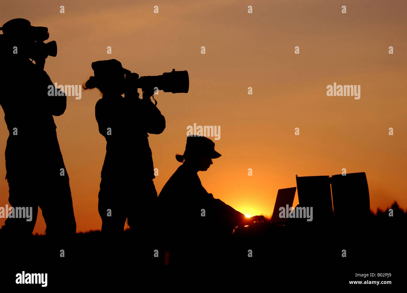 Tre US Air Force membri evidenziata dal sole al tramonto. Foto Stock