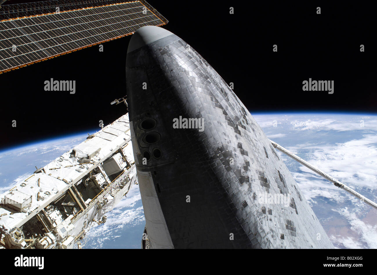 Lo Space Shuttle Discovery attraccato alla stazione spaziale internazionale. Foto Stock