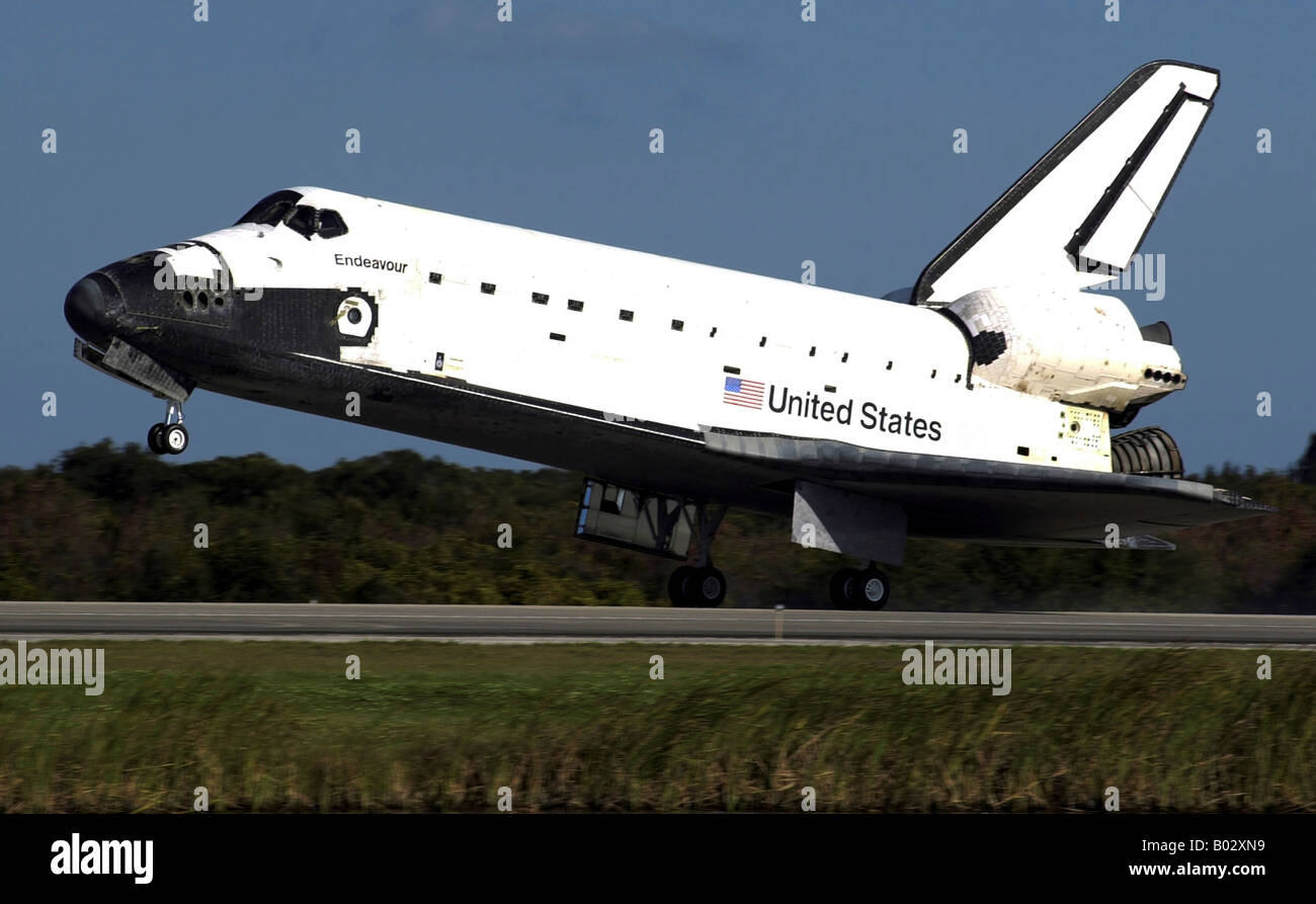 Lo Space Shuttle Endeavour tocca terra per l'atterraggio. Foto Stock