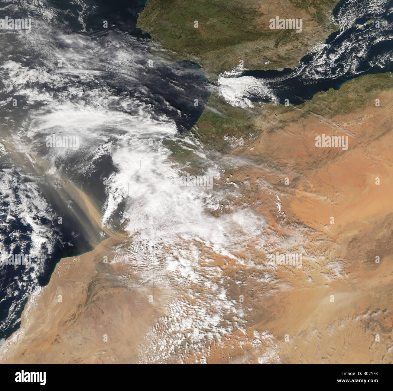 Pennacchi di polvere soffiando al largo delle coste del Marocco. Foto Stock