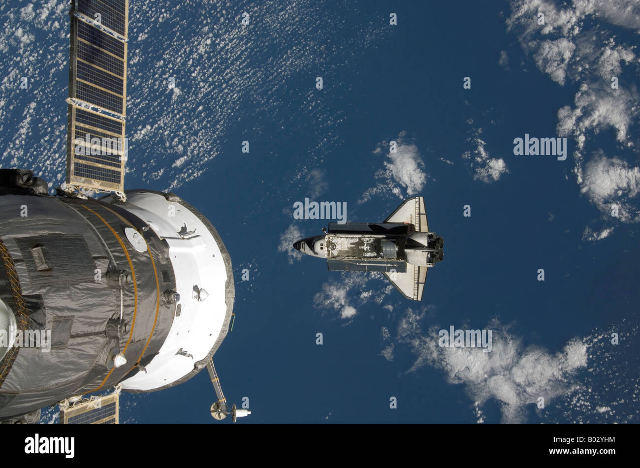 Lo Space Shuttle Endeavour backdropped da un blu e bianco messa a terra. Foto Stock