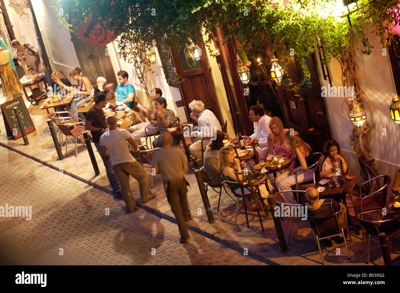 Alfresco mangiare tapas bar Old Town Ibiza Foto Stock