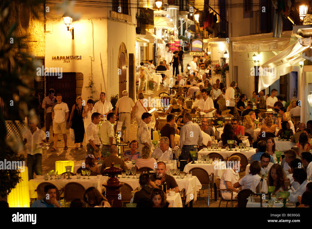 Alfresco mangiare Tapas Bar, Old Town Ibiza Foto Stock