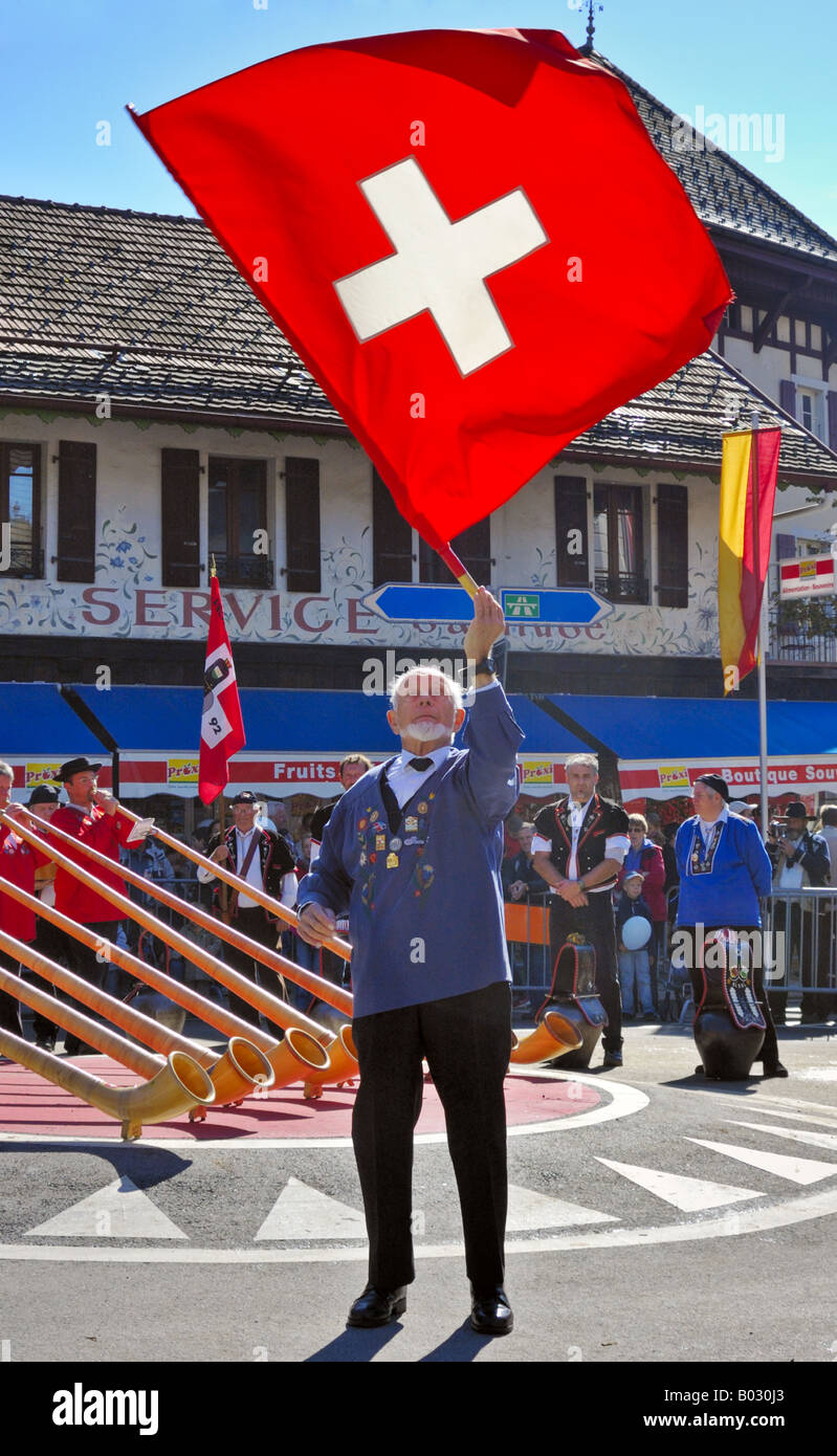 Una bandiera svizzera-thrower eseguendo nella cittadina di St Cergue, a loro annuale desalpe' festival Foto Stock