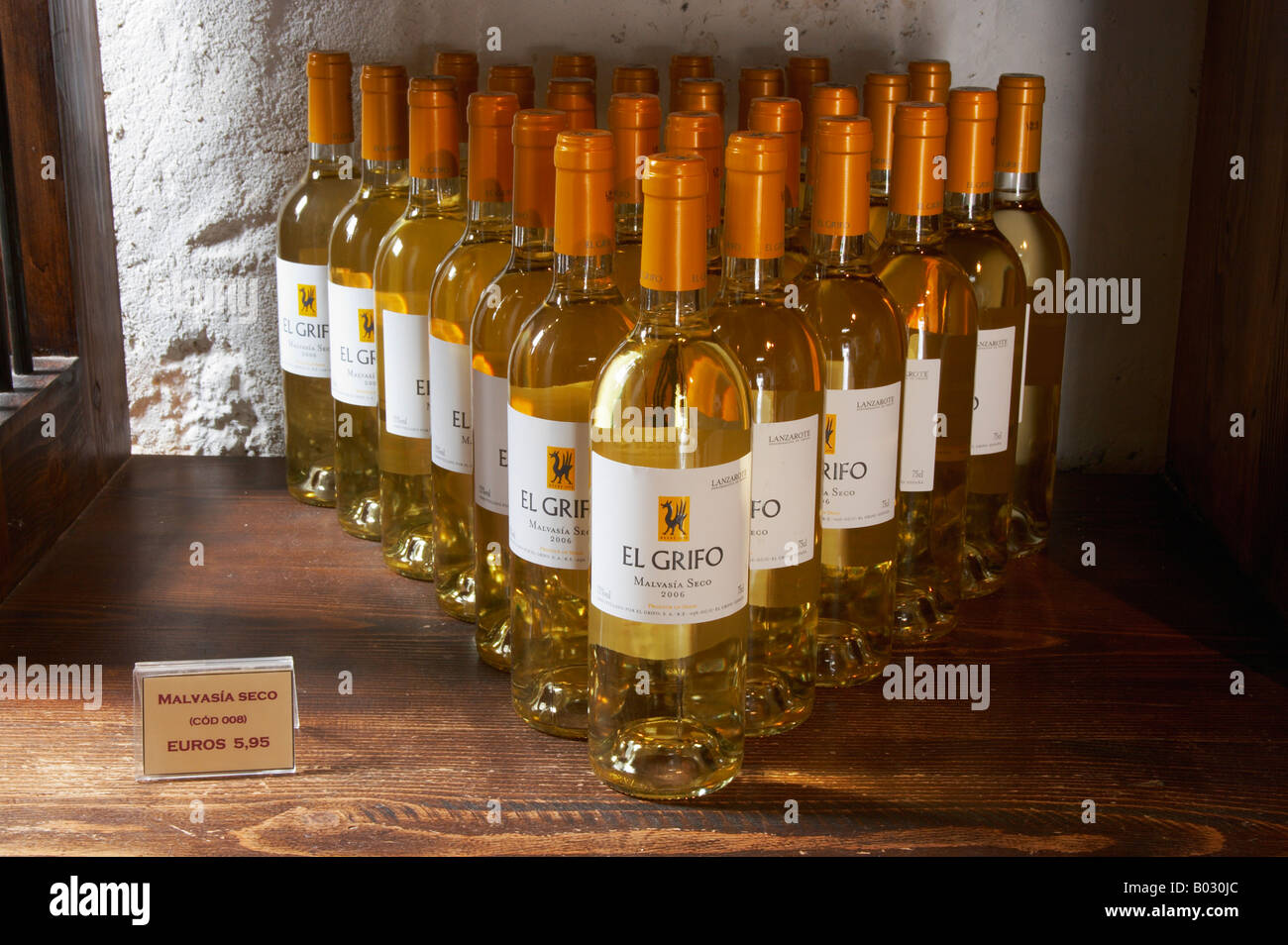 Lanzarote: produzione locale 'El Grifo' vino bianco secco sul display In Museum Shop In La Geria. Foto Stock