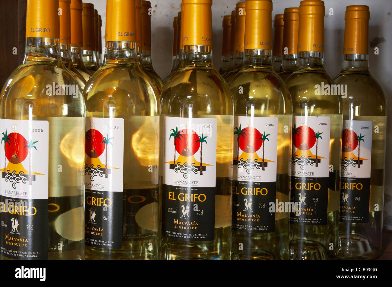 Lanzarote: produzione locale 'El Grifo' Semi di vino bianco dolce sul display In Museum Shop In La Geria. Foto Stock