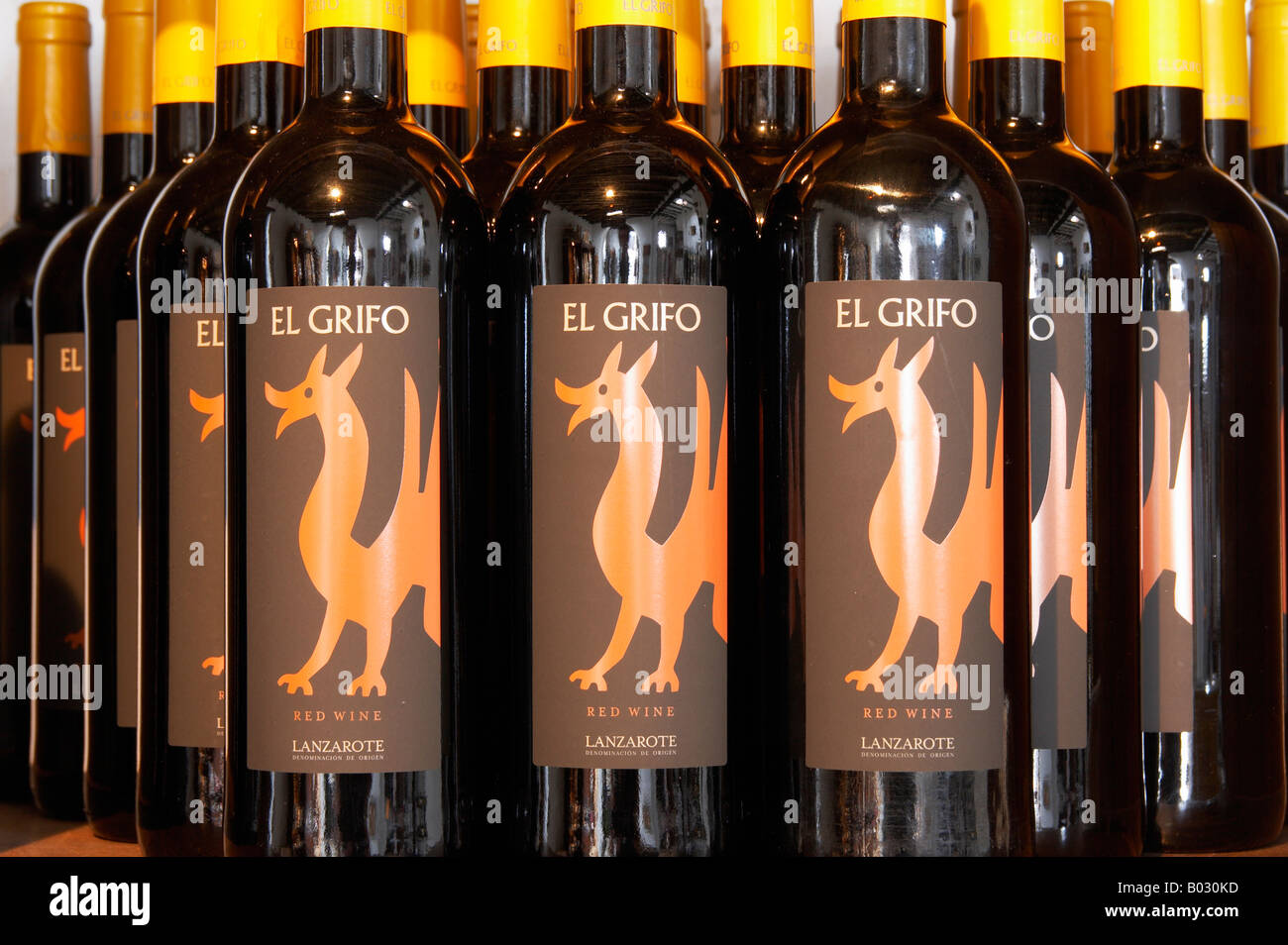 Lanzarote: produzione locale 'El Grifo' Vino rosso sul display In Museum Shop In La Geria. Foto Stock
