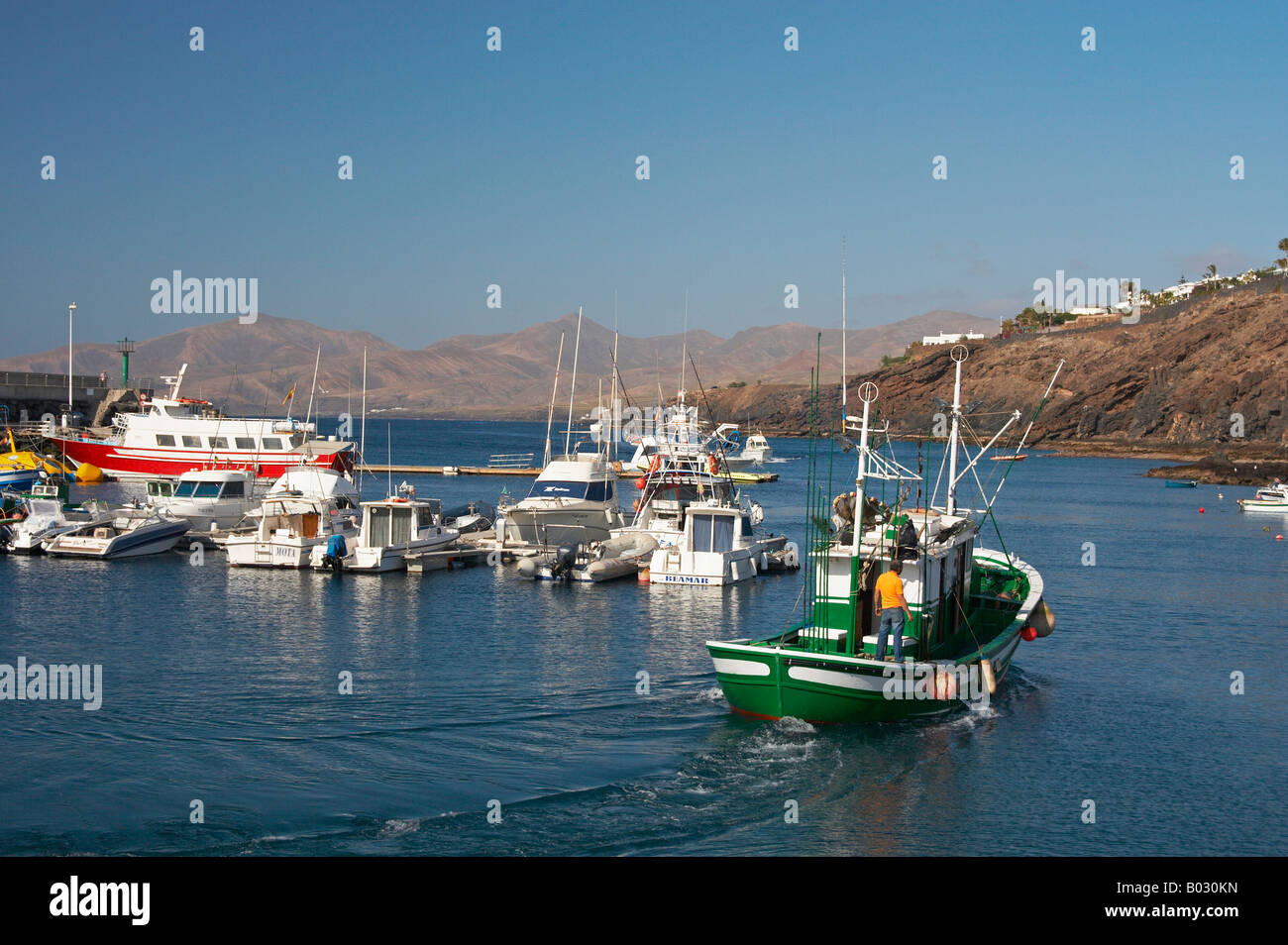 Lanzarote: barca da pesca lasciando Puerto del Carmen. Foto Stock