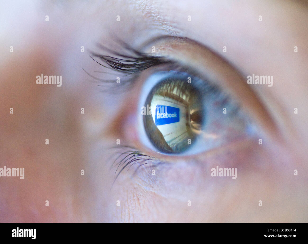 Facebook sito internet logo è riflessa dallo schermo del computer sulla donna s eye 2008 Foto Stock