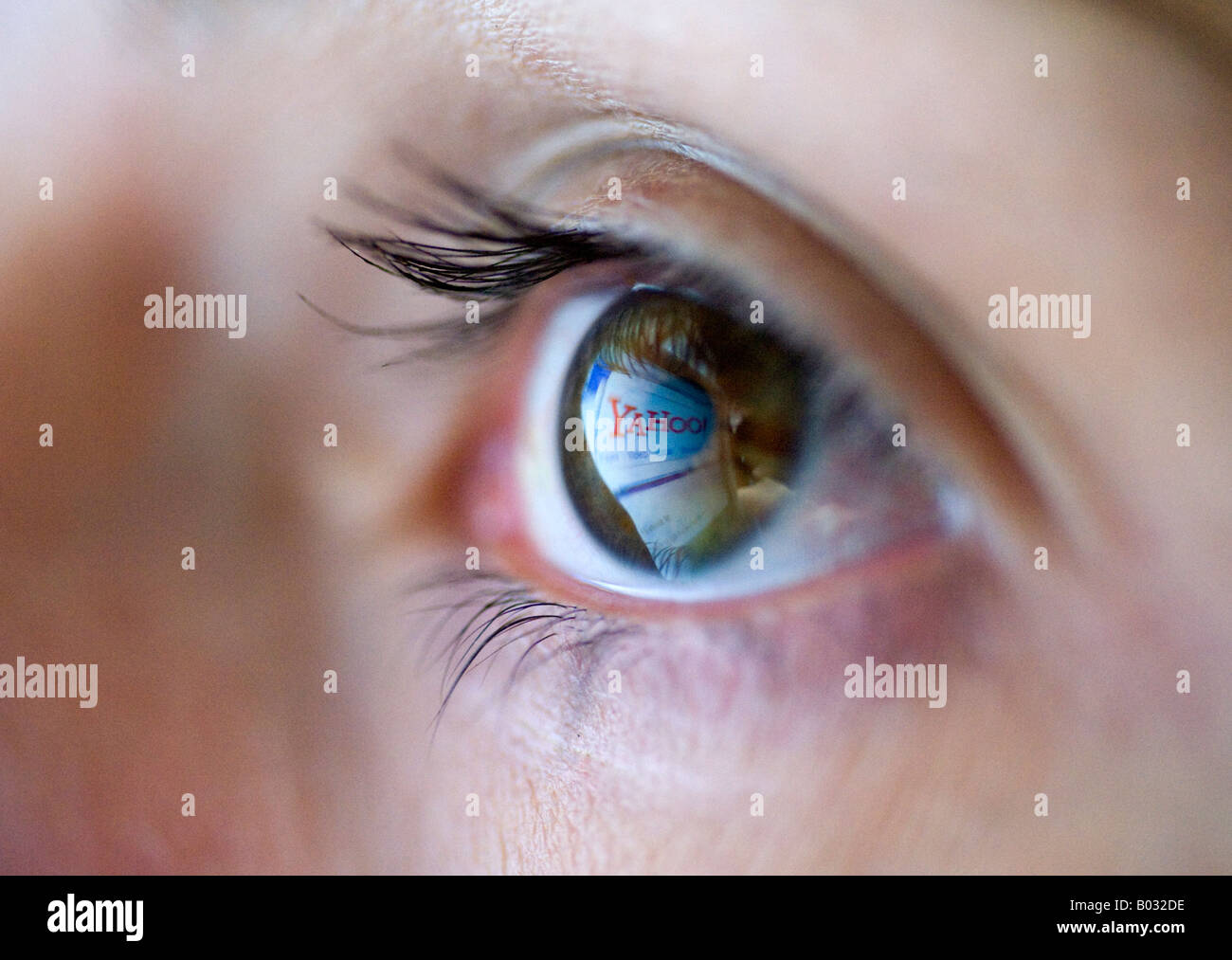 Il logo di Yahoo sito internet logo è riflessa dallo schermo del computer sulla donna s eye 2008 Foto Stock