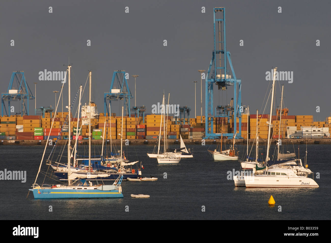 Yachts vicino a Las Palmas Docks, Gran Canaria, Isole Canarie, Spagna, Europa. Foto Stock