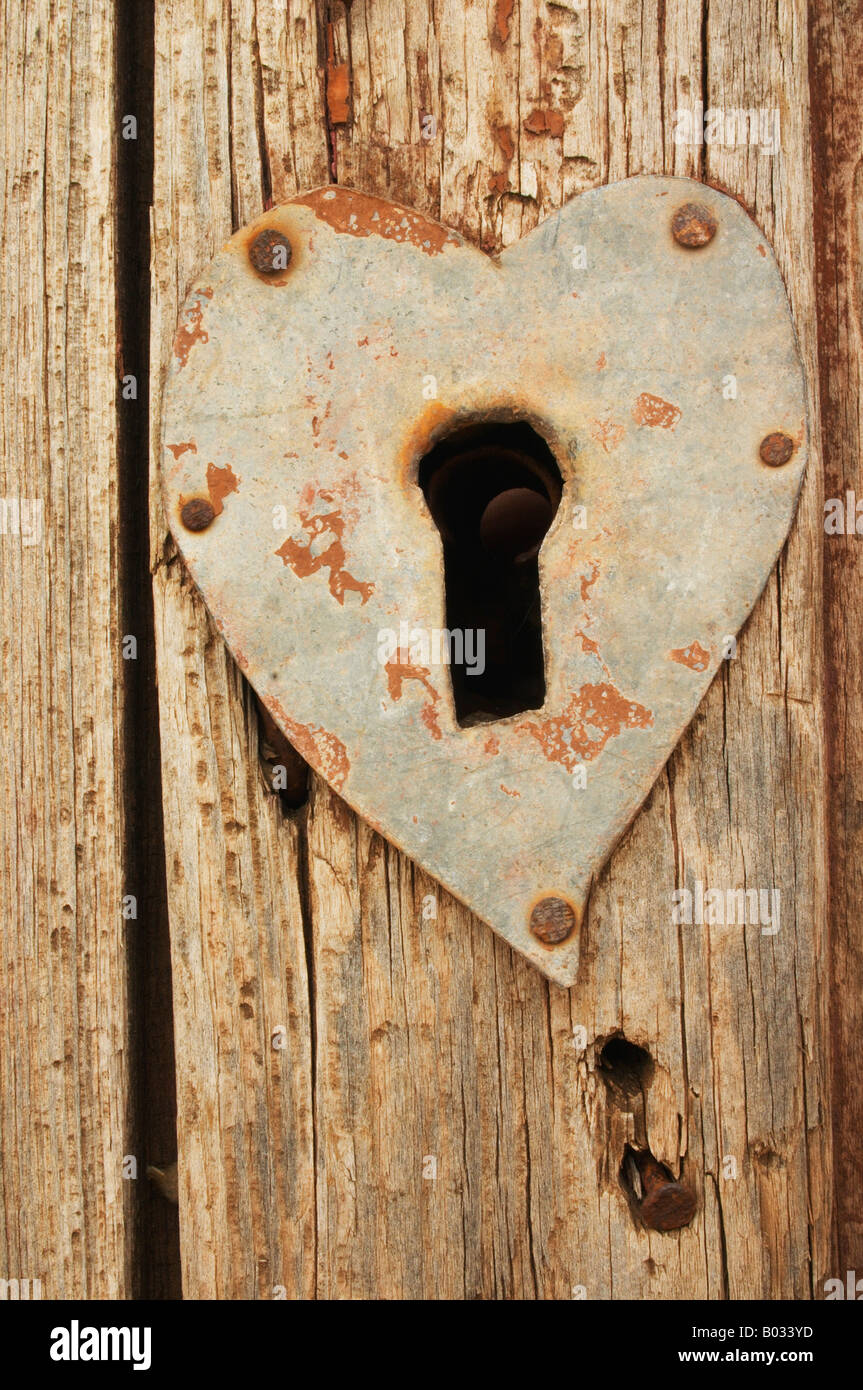 A forma di cuore nel buco della serratura porta della chiesa Foto Stock