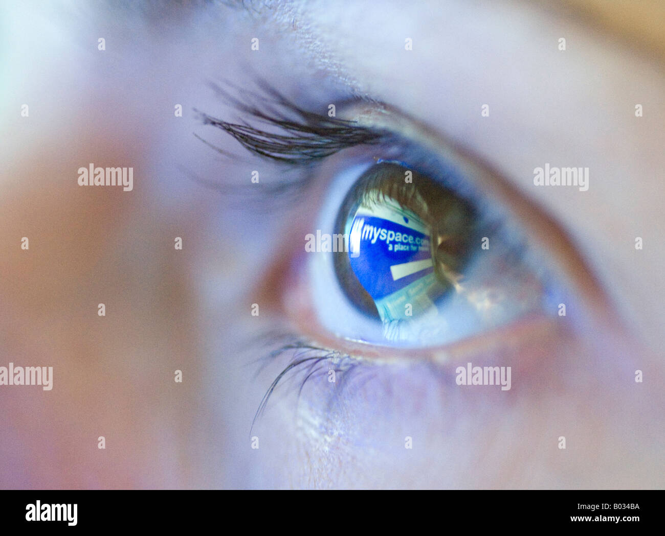 Il logo di MySpace sito di social networking è riflessa dallo schermo del computer sulla donna s eye 2008 Foto Stock